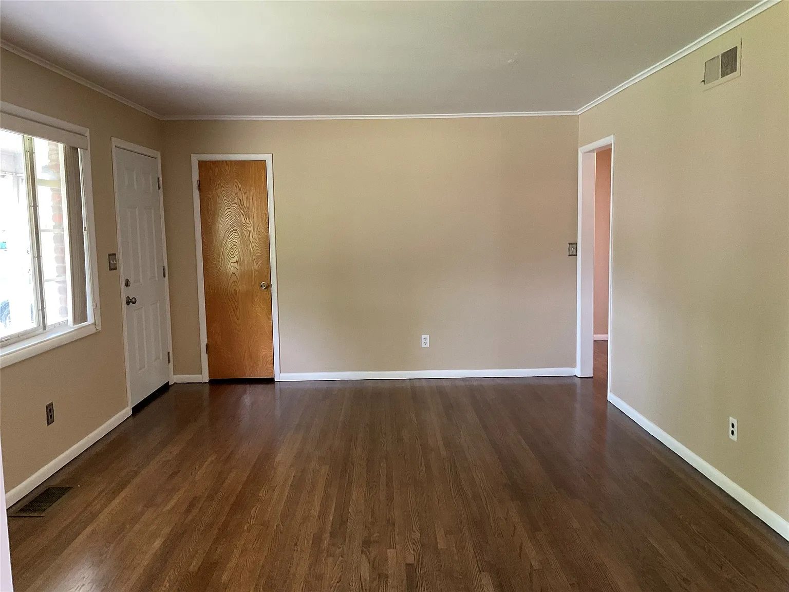 3 bed, 1.0 bath, 1134 sqft, $1,350 — Photo 4