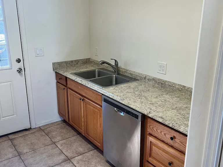 1309 W Cedar St — Photo 4