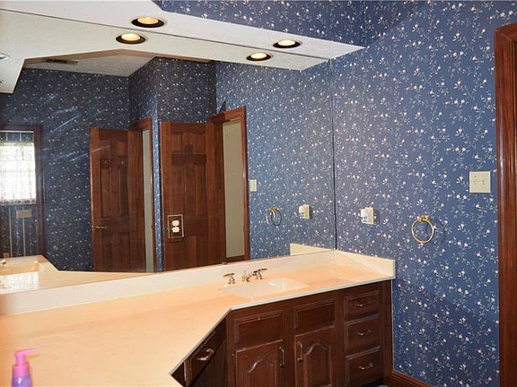 4th image of 22 Bocage Dr