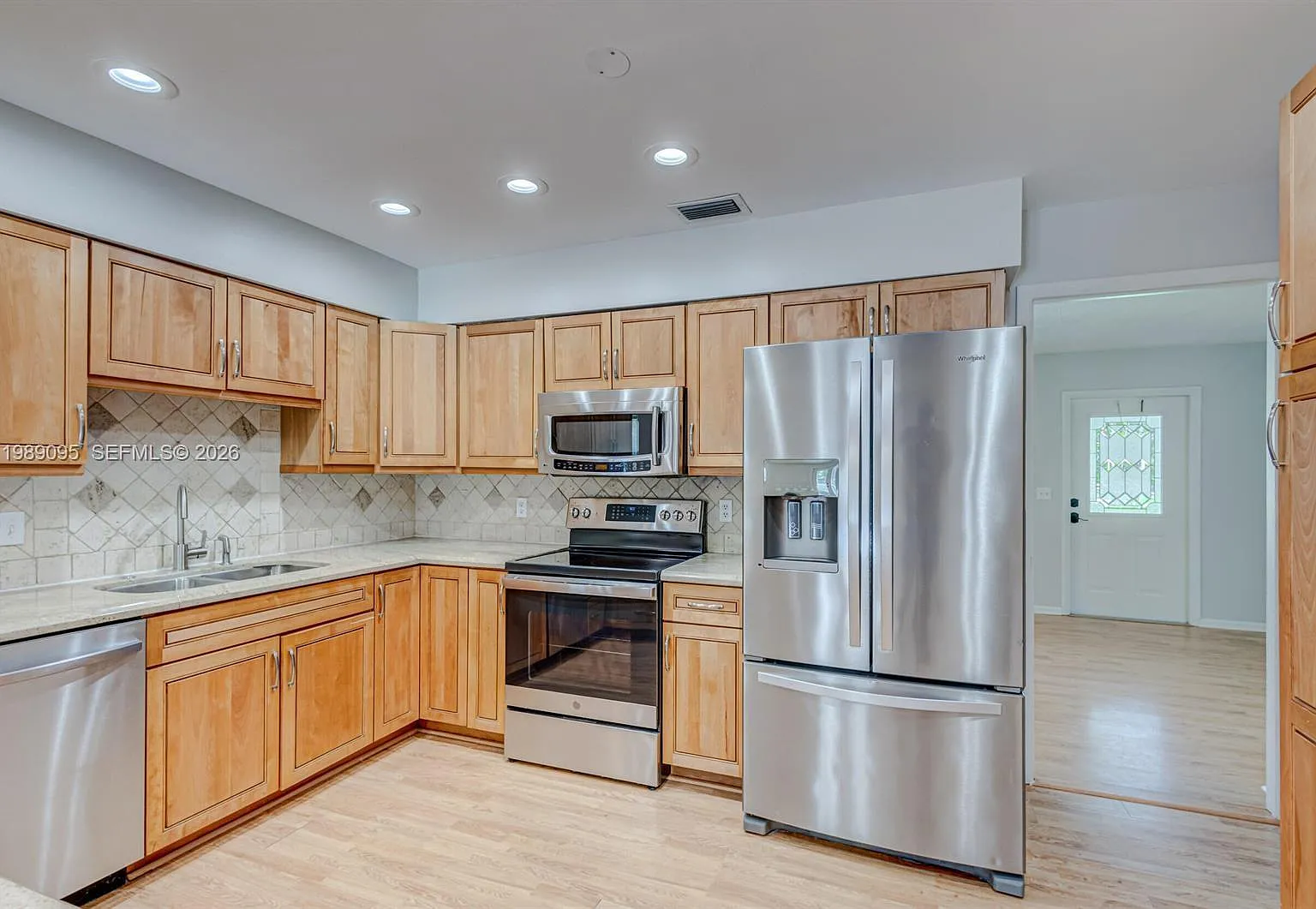 4 bed, 2.0 bath, 1710 sqft, $4,200 — Photo 4