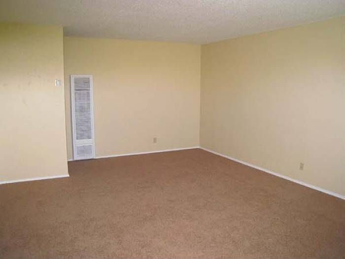 Carpeted living rm