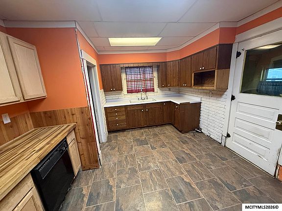 4th image of 404 B St