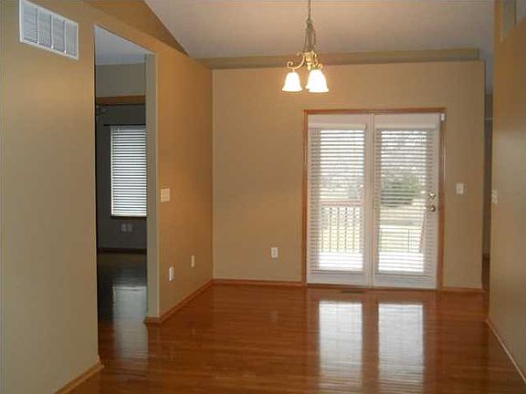 5th image of 118 W Primrose Ln