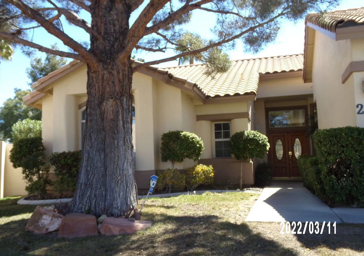 Amazing Green Valley Single Story With Private Pool — Photo 1