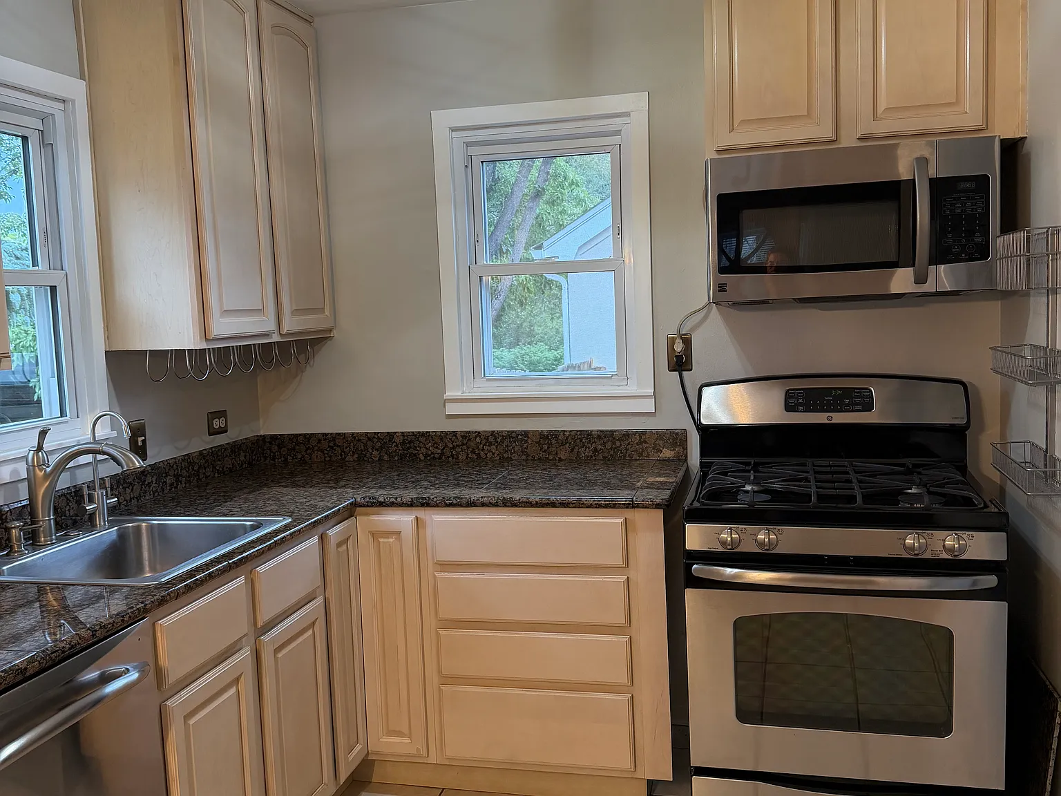 2 bed, 709 sqft, $2,100 — Photo 3