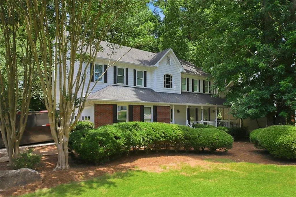 5 bed, 2.5 bath, 3862 sqft, $2,900 — Photo 3