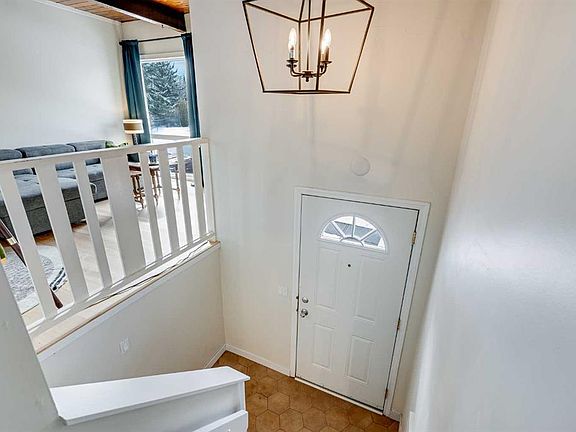 3rd image of 120 Oaktree Ln SW