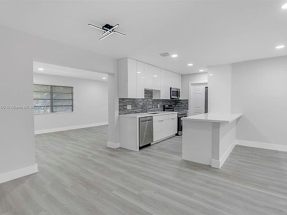 5th image of 1461 NW 32nd Ave