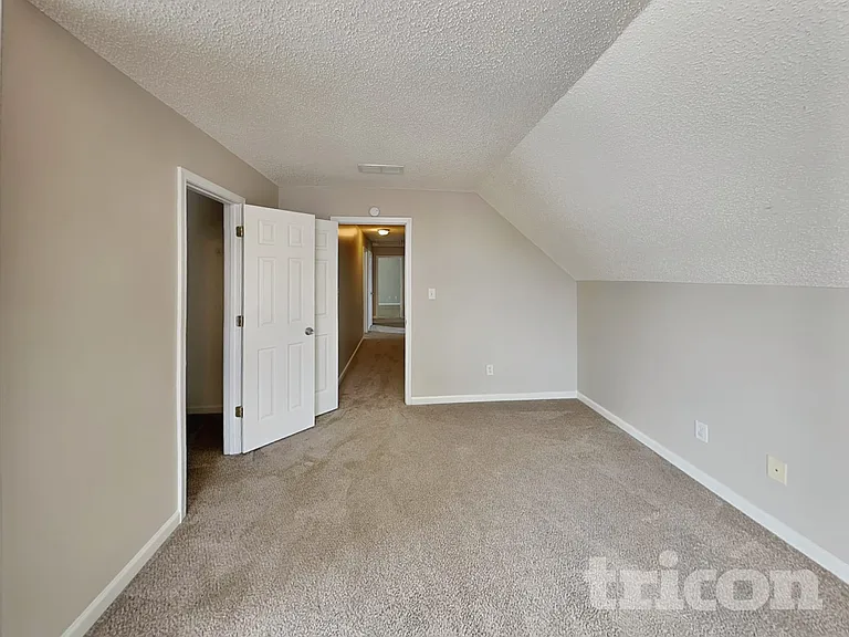 1055 Maria Dr — Photo 17