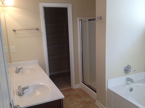 Mas Bath walk-in clos beyond