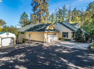 1049 W Copper Ct, Roseburg, OR 97471