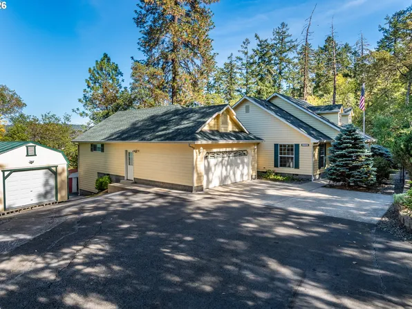 1049 W Copper Ct, Roseburg, OR 97471
