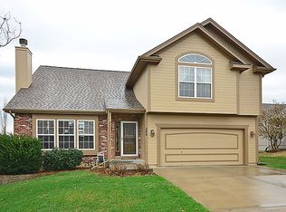 206 Porter Dr, Smithville, MO 64089