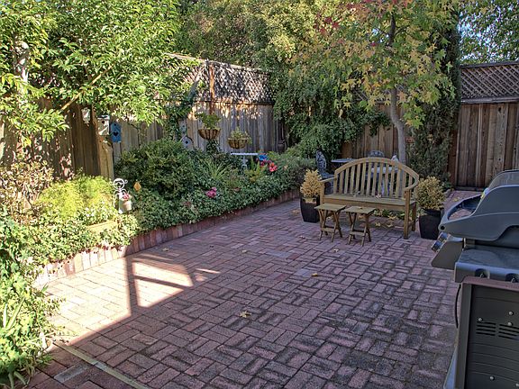 3rd image of 726 Ginden Dr