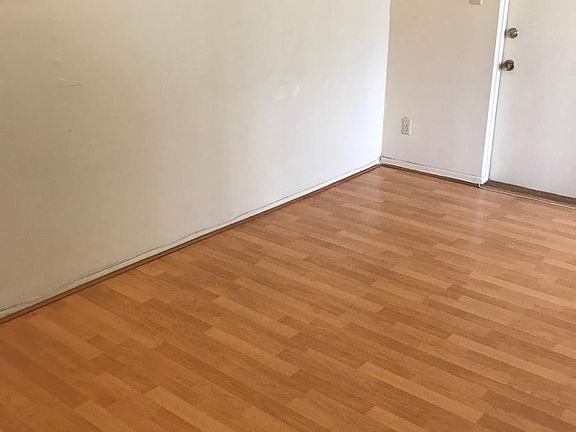 3rd image of 207 W Newmark Ave