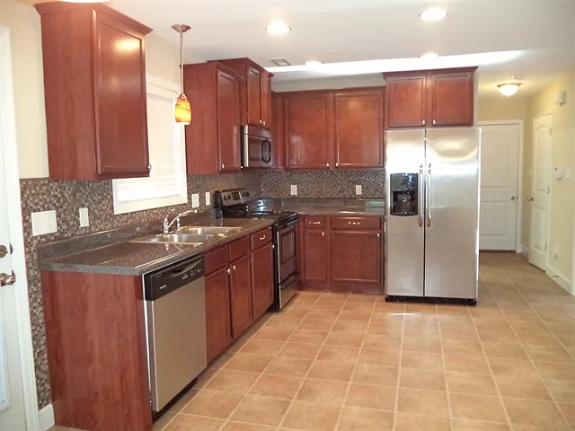 3 bed, 2.5 bath, 2050 sqft, $2,495 — Photo 2