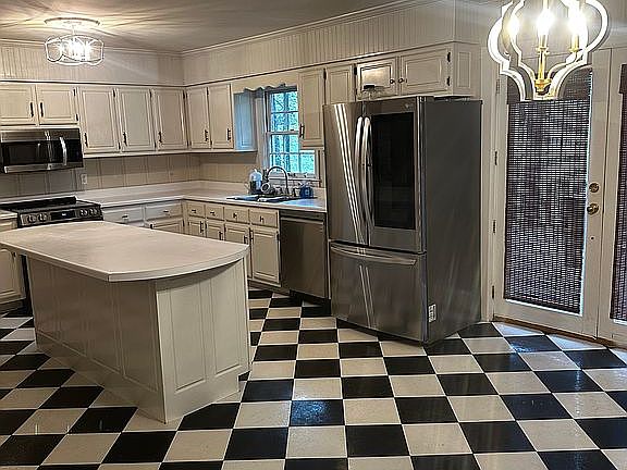 3rd image of 110 Wildwood Dr