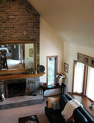 Vaulted Ceiling w/fireplace