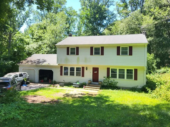 2 Robinhood Dr, Ledyard, CT 06335