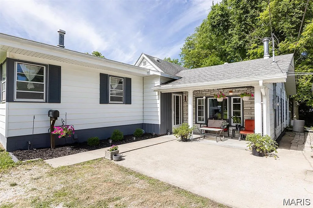 3 bed, 1.0 bath, 1806 sqft, $1,695 — Photo 2
