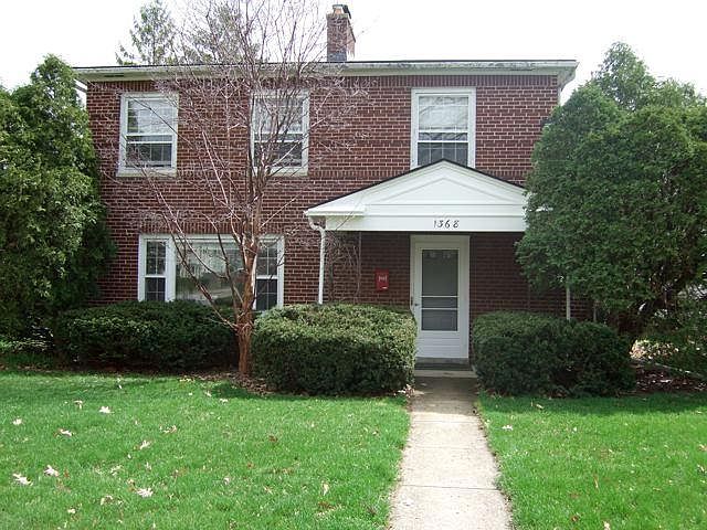 Front entrance w/patio & foyer (plantings have been removed and are being replaced)