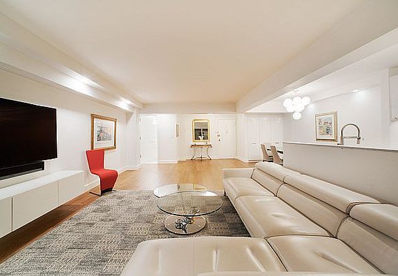 2nd image of 100 W 57th St APT 16I