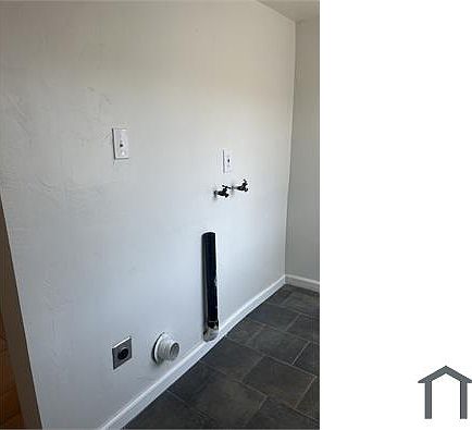 4th image of 134 Oak St