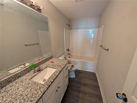 5th image of 418 Wine St