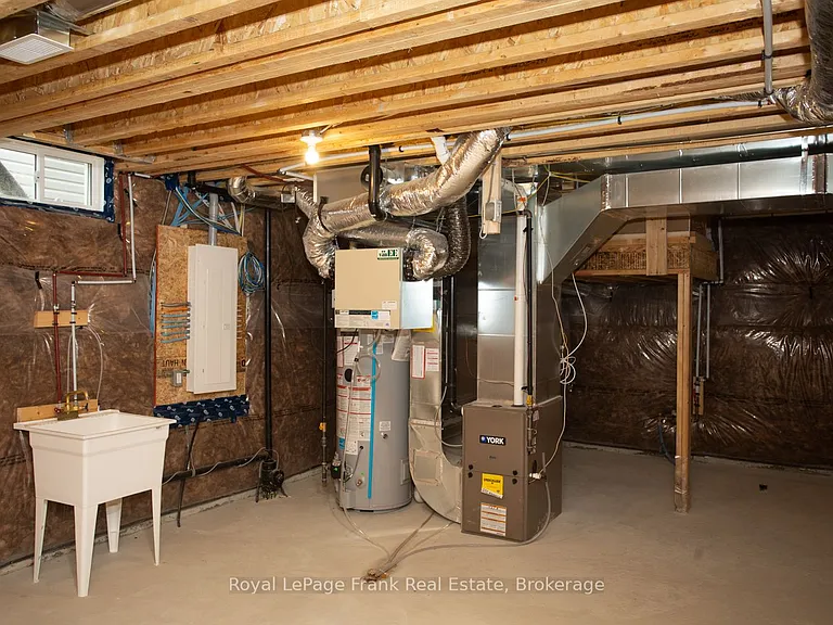 5 Hennessey Cres — Photo 45