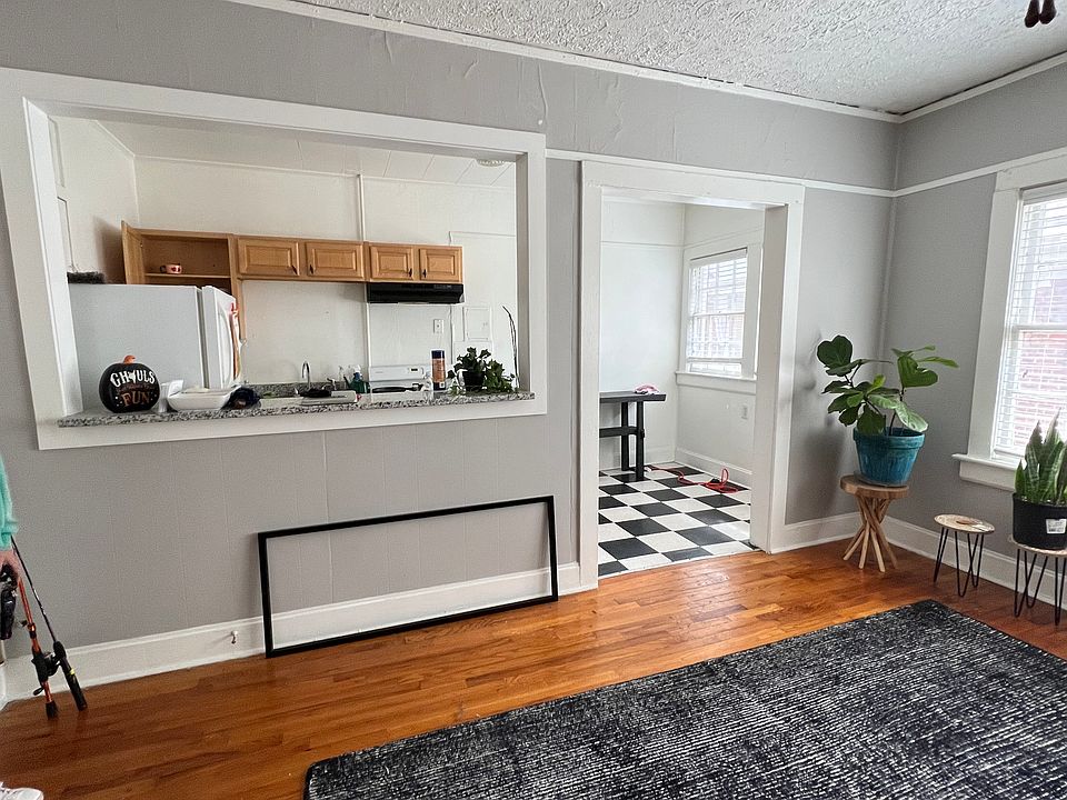 Open floor plan to kitchen!