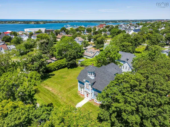42 Queen St, Yarmouth, NS B5A 3Y5