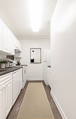 4th image of 321 W 54th St APT 504