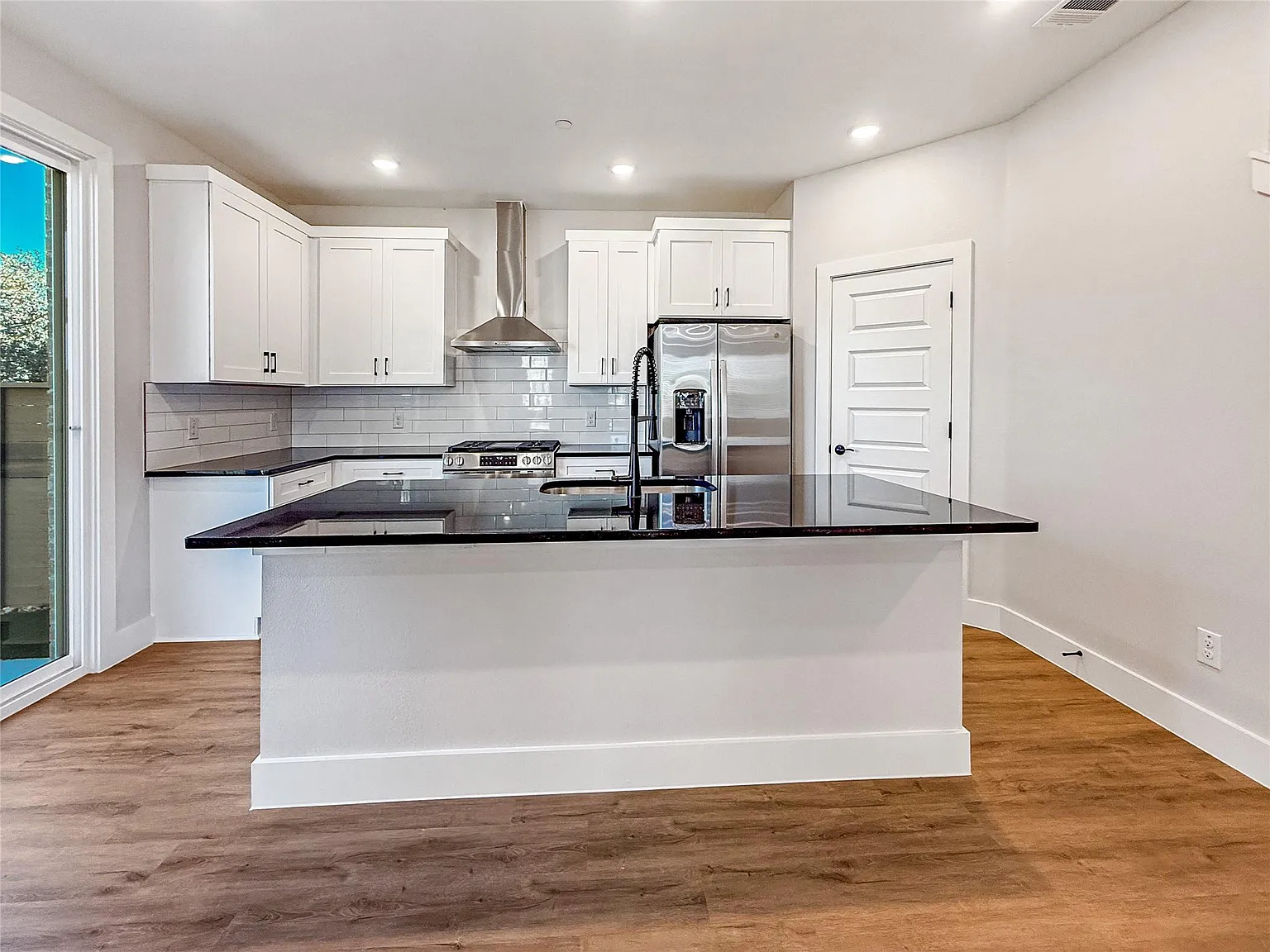 4 bed, 2.5 bath, 1914 sqft, $3,665 — Photo 4