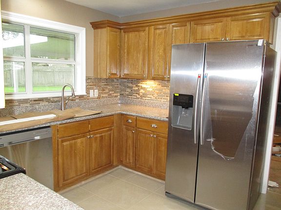 3rd image of 1603 Glenmont Dr