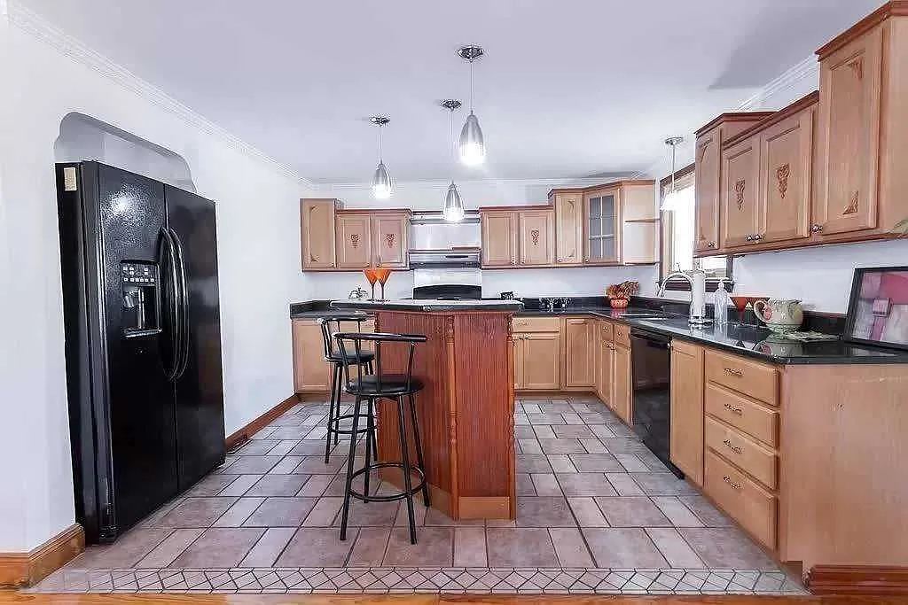 5 bed, $4,500 — Photo 1