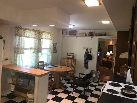 4th image of 383 E Circle Dr