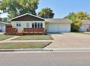 1426 2nd St SE, Minot, ND 58701