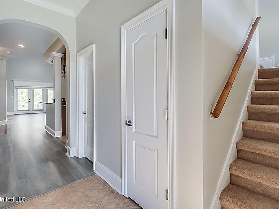 3rd image of 211 Capri Pl