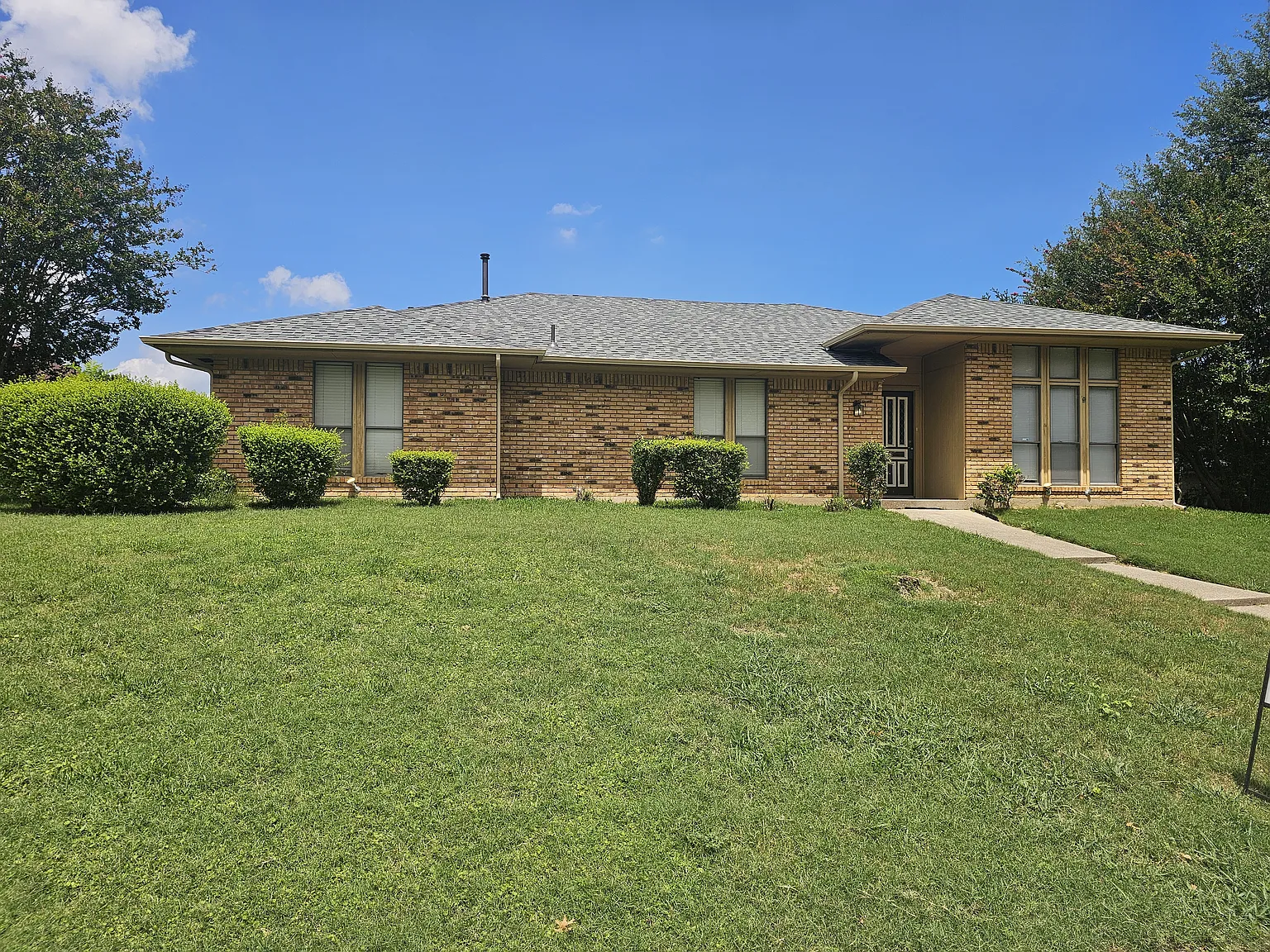 3 bed, 2349 sqft, $2,550 — Photo 1