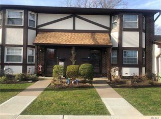 133 Greenmeadow Dr #133, Deer Park, NY 11729