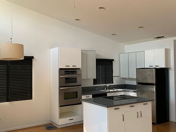 5th image of 821 Broadway St