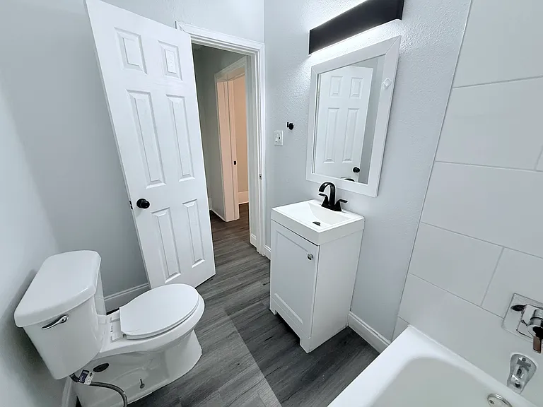 1326 W Sears St — Photo 15