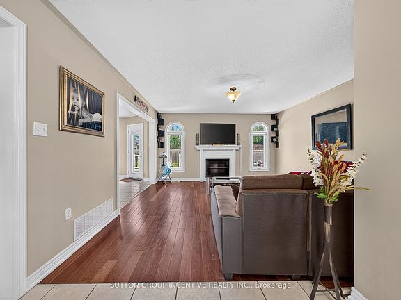 3rd image of 850 Leslie Dr