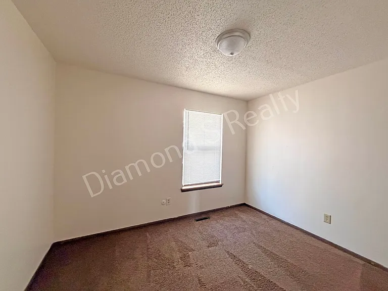531 W State St — Photo 11
