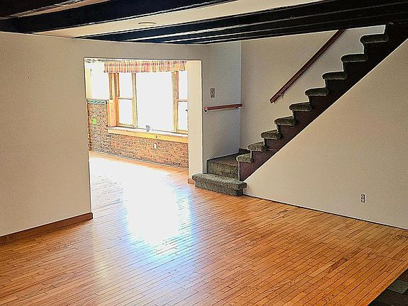 5th image of 127 N Main St