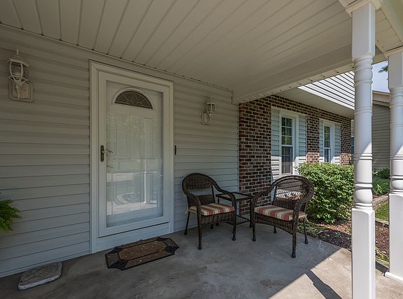 3rd image of 8 S Cambridge Dr