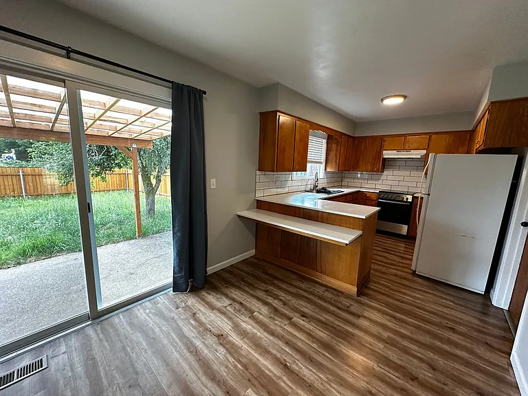 1703 Springhill Dr NE — Photo 3