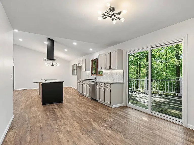 213 Dogwood Glen Dr — Photo 4