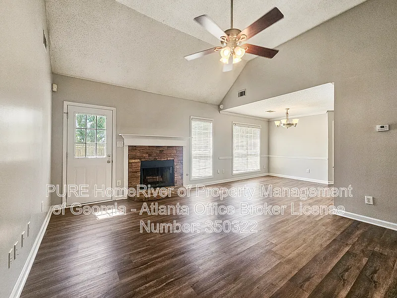 3 bed, 2.0 bath, 1303 sqft, $1,820 — Photo 3