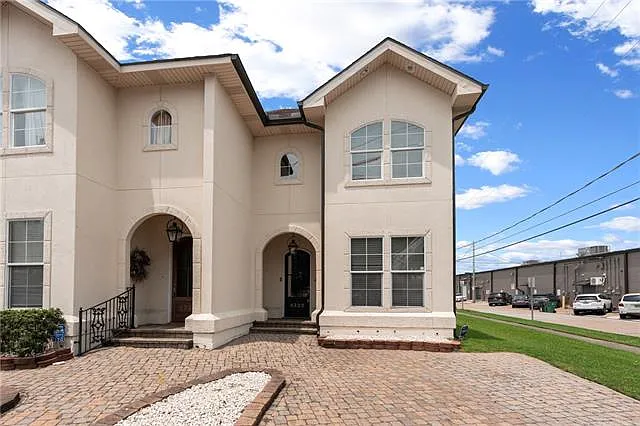 3 bed, 2.5 bath, 2100 sqft, $2,500 — Photo 1